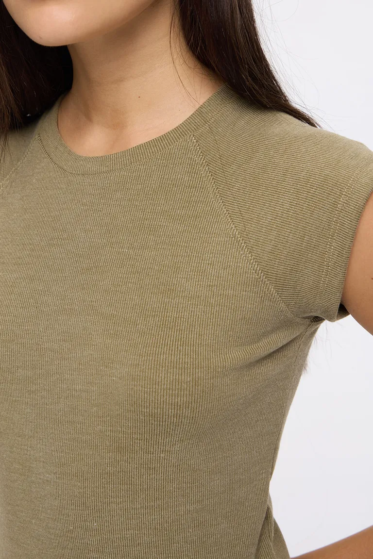 Remera femenina de cuello redondo con mangas ranglan y textura acanalada de Cuesta Blanca en Remeras para argentina
