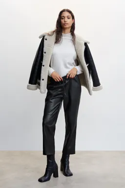 Pantalón cintura elástica símil piel de Mango en Pantalones para argentina