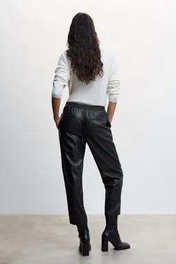 Pantalón cintura elástica símil piel de Mango en Pantalones para argentina