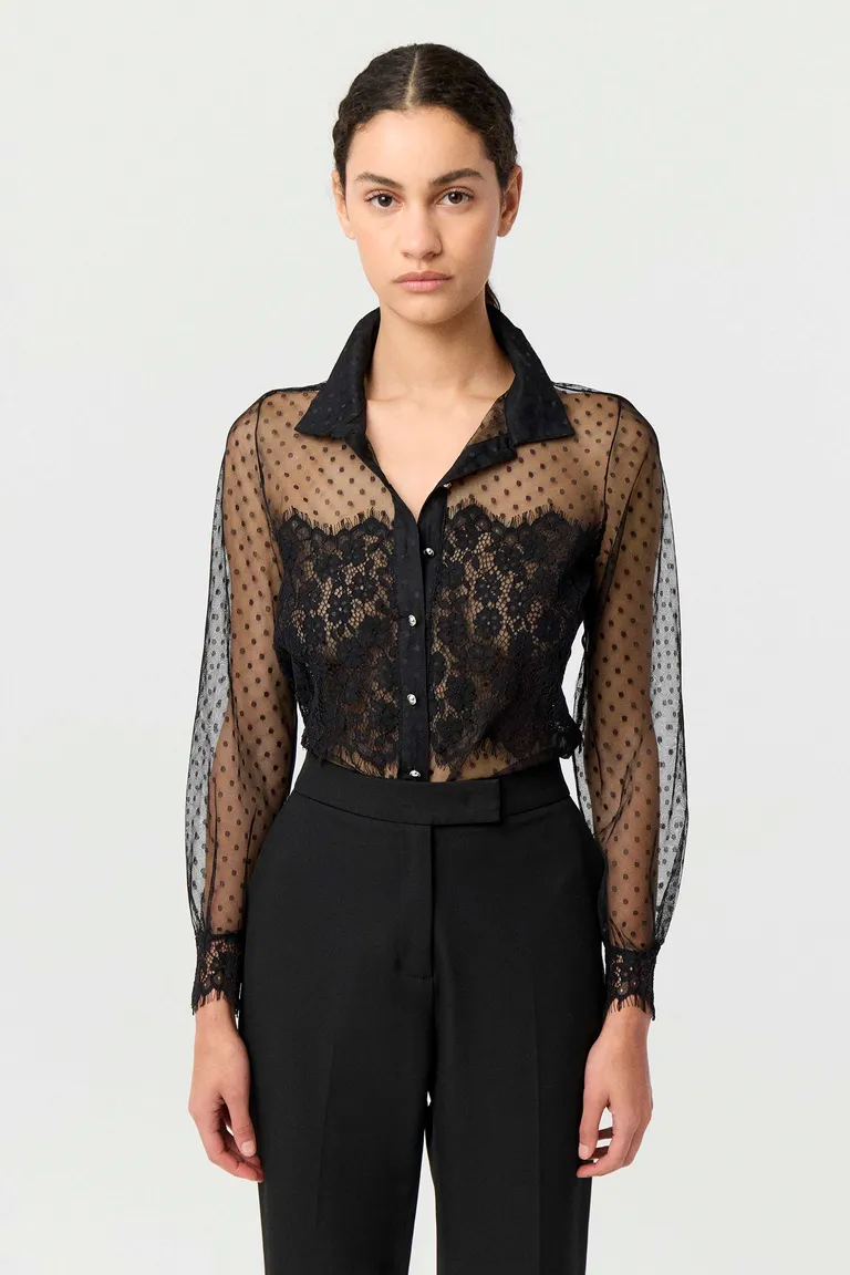 Camisa de plumetí con detalles de encaje y cierre frontal de botones de Markova en Camisas para argentina