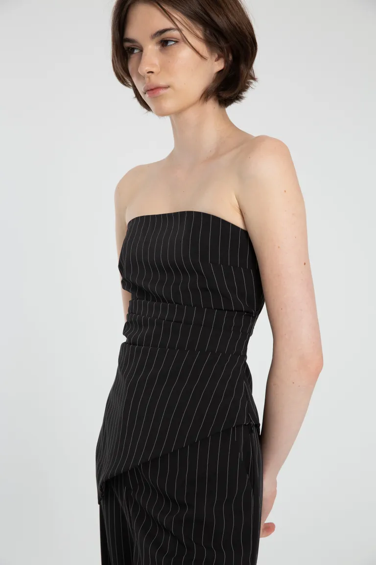 Top sin tirantes confeccionado en crepe sastrero tizado con cierre invisible lateral de Naíma en Tops para argentina