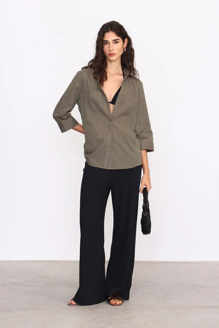 Pantalón de corte recto y tiro alto, diseñado para brindar estilo y comodidad en todo momento de Yagmour en Pantalones para argentina