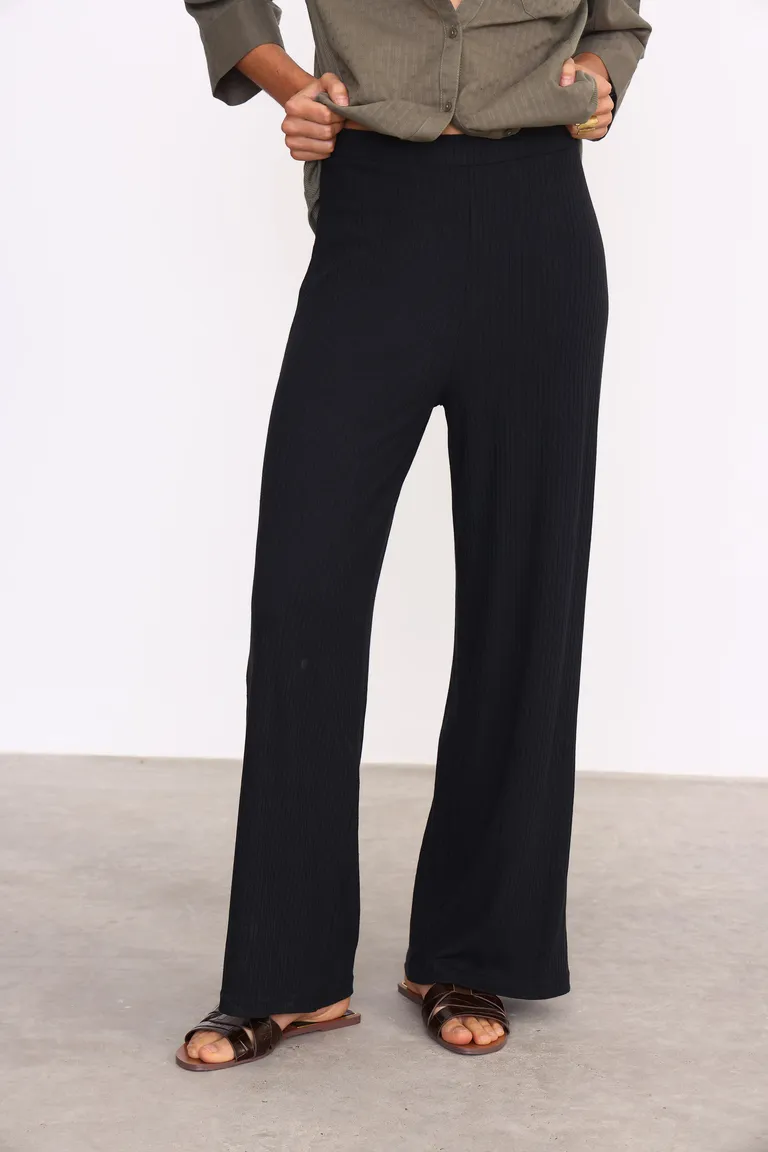 Pantalón de corte recto y tiro alto, diseñado para brindar estilo y comodidad en todo momento de Yagmour en Pantalones para argentina