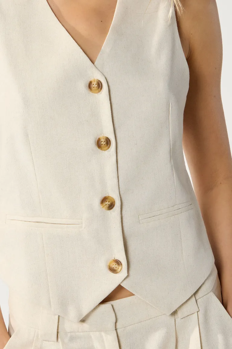 Chaleco de lino en tono beige con cierre de botones y bolsillos laterales de Cuesta Blanca en Chalecos para argentina