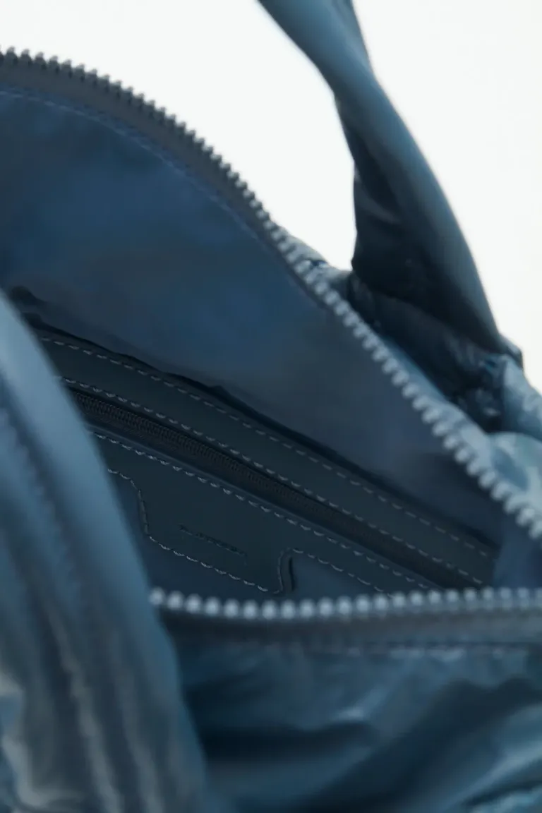 Cartera tote matelassé gris con cordones multicolor, práctica y cómoda de Rapsodia en Bolsos y Carteras para argentina