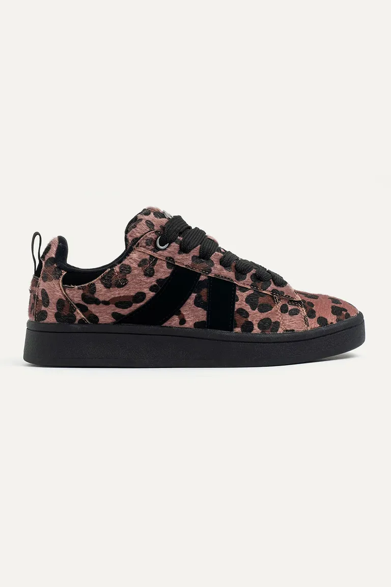 Zapatillas de mujer con estampado animal print y suela negra de 47 Street en Zapatillas para argentina