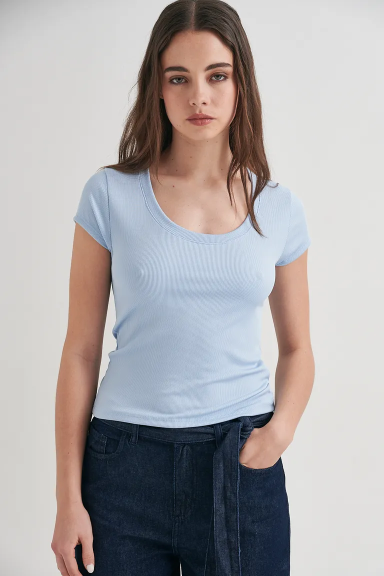 Remera básica de tela ribb con cuello en U y corte ajustado de Sweet en Remeras para argentina