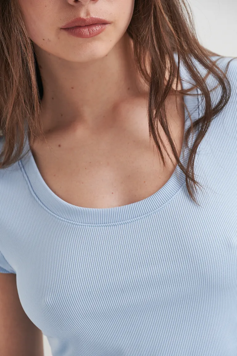 Remera básica de tela ribb con cuello en U y corte ajustado de Sweet en Remeras para argentina