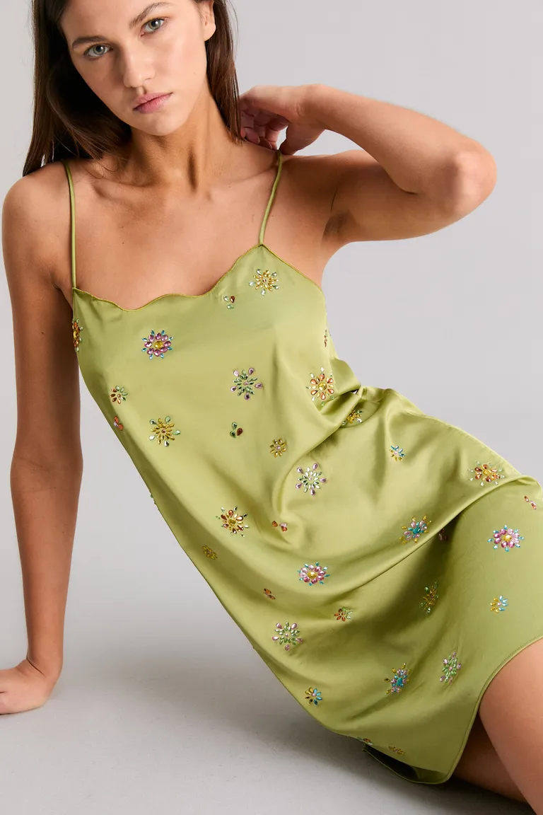Vestido floral bloom con detalles florales y escote irregular de Kosiuko en Vestidos para argentina