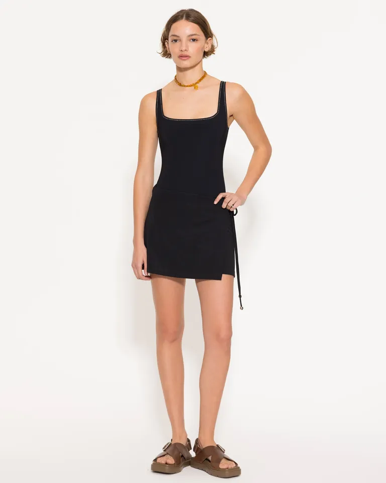 Falda negra tipo portafolio con diseño moderno y silueta adaptable de Jazmin Chebar en Faldas para argentina