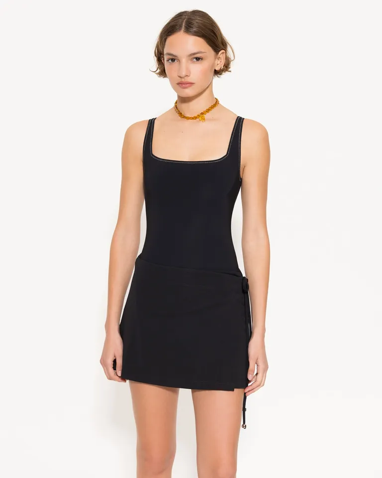 Falda negra tipo portafolio con diseño moderno y silueta adaptable de Jazmin Chebar en Faldas para argentina