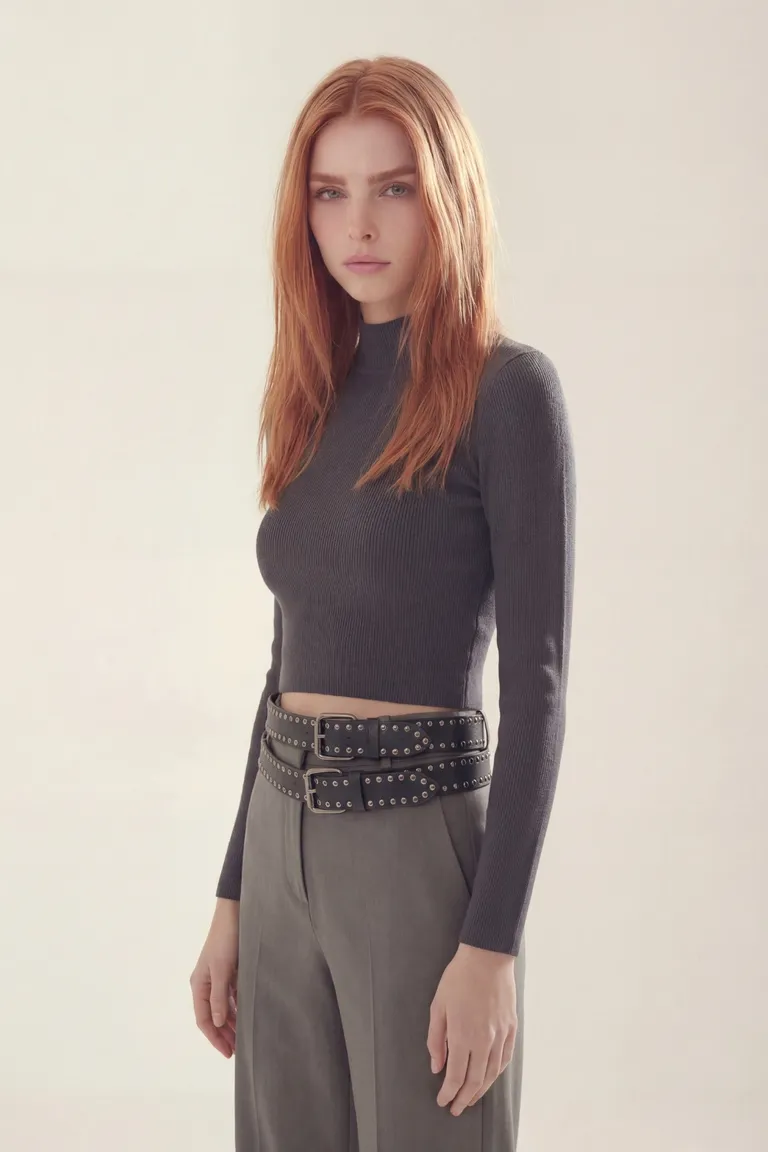 Remera de manga larga con cuello alto y corte ajustado tipo crop de Akiabara en Remeras para argentina