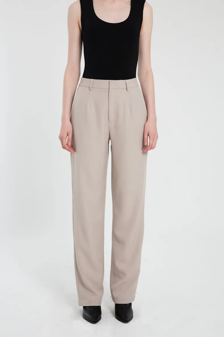 Pantalón pinzado de crepe sastrero con broche pantalonero y cierre en cartera de Naíma en Pantalones para argentina