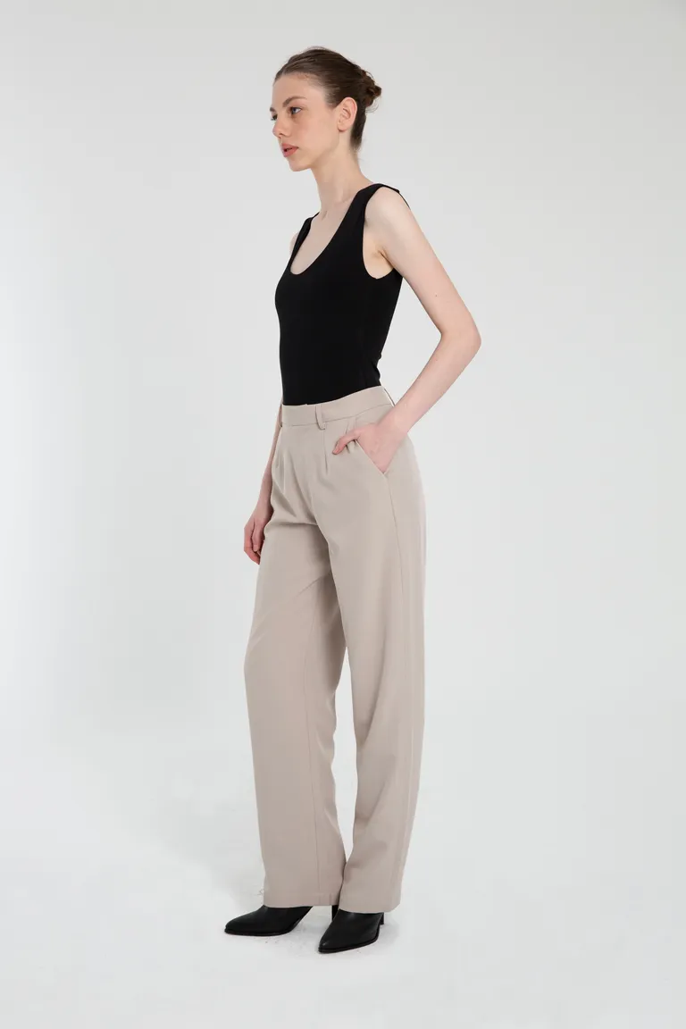 Pantalón pinzado de crepe sastrero con broche pantalonero y cierre en cartera de Naíma en Pantalones para argentina