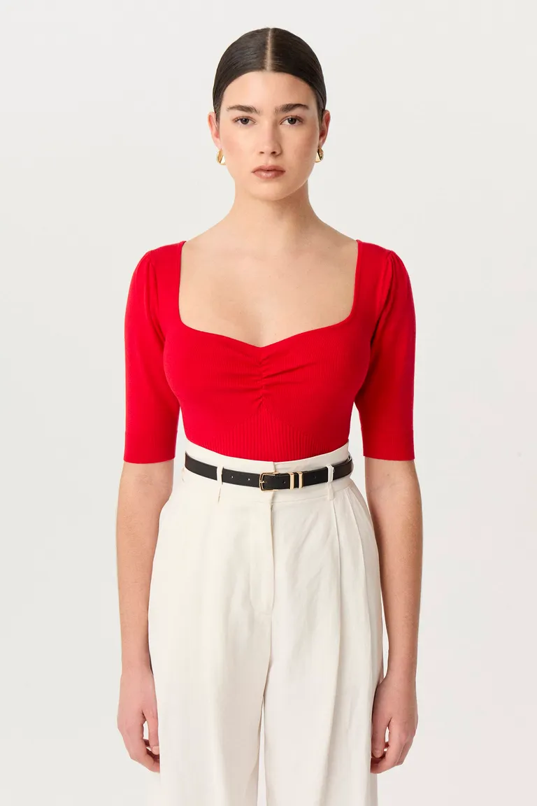 Remera tejida de punto jersey roja con manga acampanada y escote cuadrado de Markova en Remeras para argentina