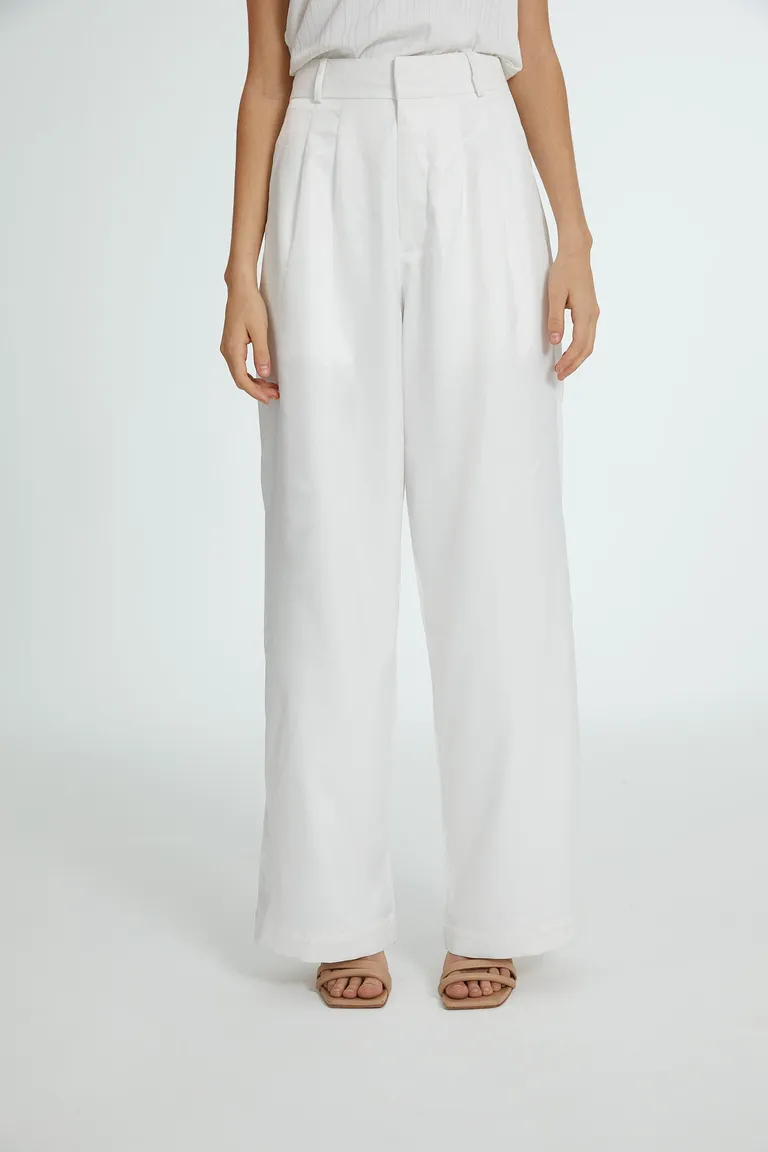 Pantalón sastre blanco de seda gamuzada con diseño oversize y pierna ancha de Naíma en Pantalones para argentina