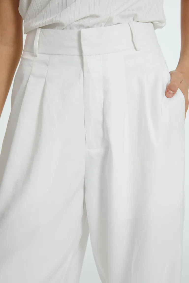 Pantalón sastre blanco de seda gamuzada con diseño oversize y pierna ancha de Naíma en Pantalones para argentina