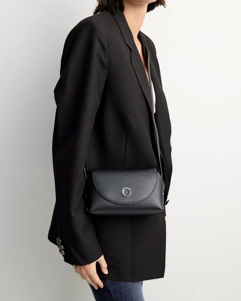 Bolso bandolera de cuero negro con cierre y asa ajustable de Prüne en Bolsos y Carteras para argentina