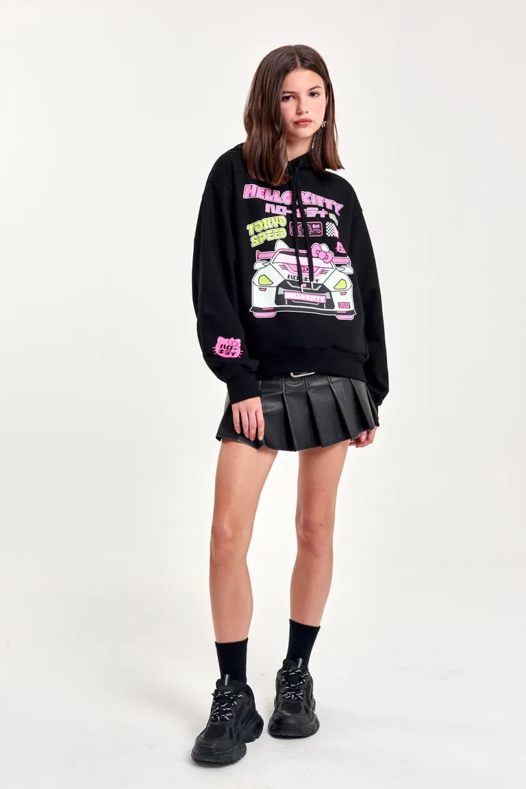 Canguro de fleece con estampado de Hello Kitty y amigos en color negro de 47 Street en Buzos y Sweaters para argentina