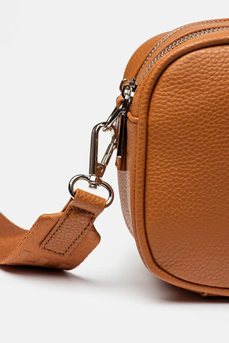 Bandolera de efecto cuero graneado, complemento perfecto para acompañar tus looks informales de Prüne en Bolsos y Carteras para argentina