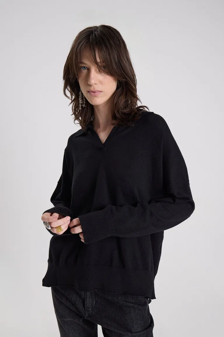 Sweater de calce relajado con cuello tipo polo y escote abierto de diseño clásico y versátil de Maria Cher en Buzos y Sweaters para argentina