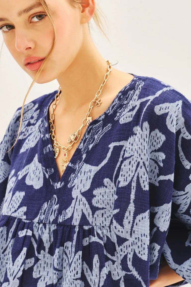 Camisa de lino estampada con escote en V y detalles bordados de Rapsodia en Camisas para argentina