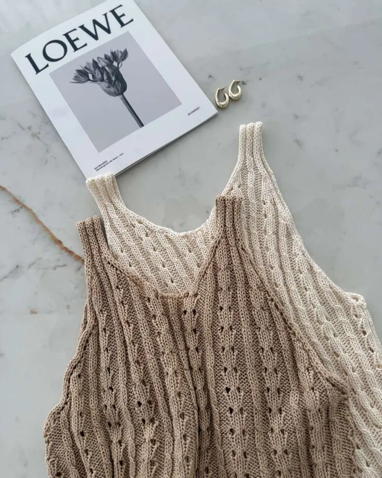 Top de hilo de algodón con escote en U, diseño elegante y versátil para la mujer de Hesed en Tops para argentina