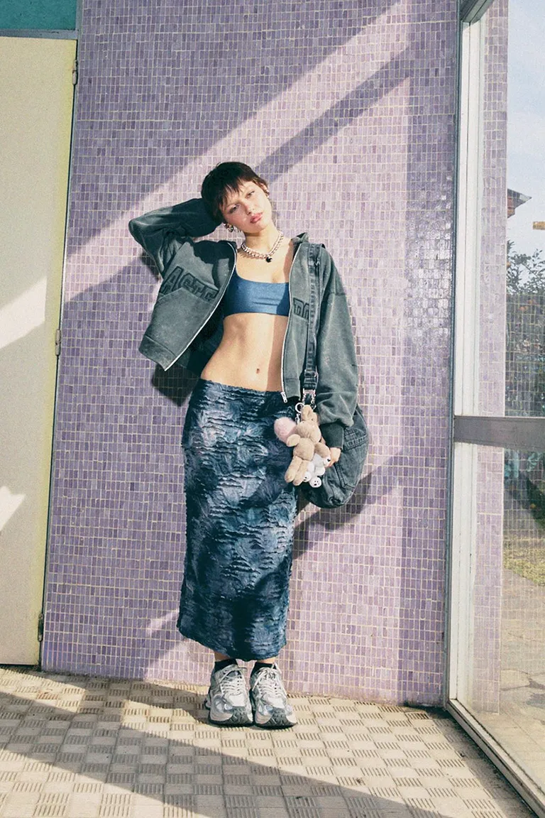 Falda midi con textura y efecto batik, modelo único y exclusivo de 47 Street en Faldas para argentina