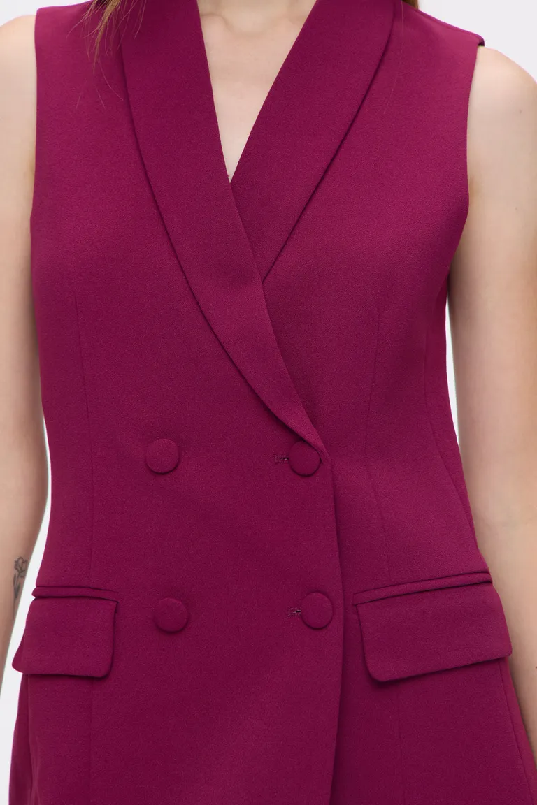 Vestido corto tipo chaleco de diseño estructurado con cuello smocking, doble botonadura frontal y bolsillos de Cuesta Blanca en Vestidos para argentina