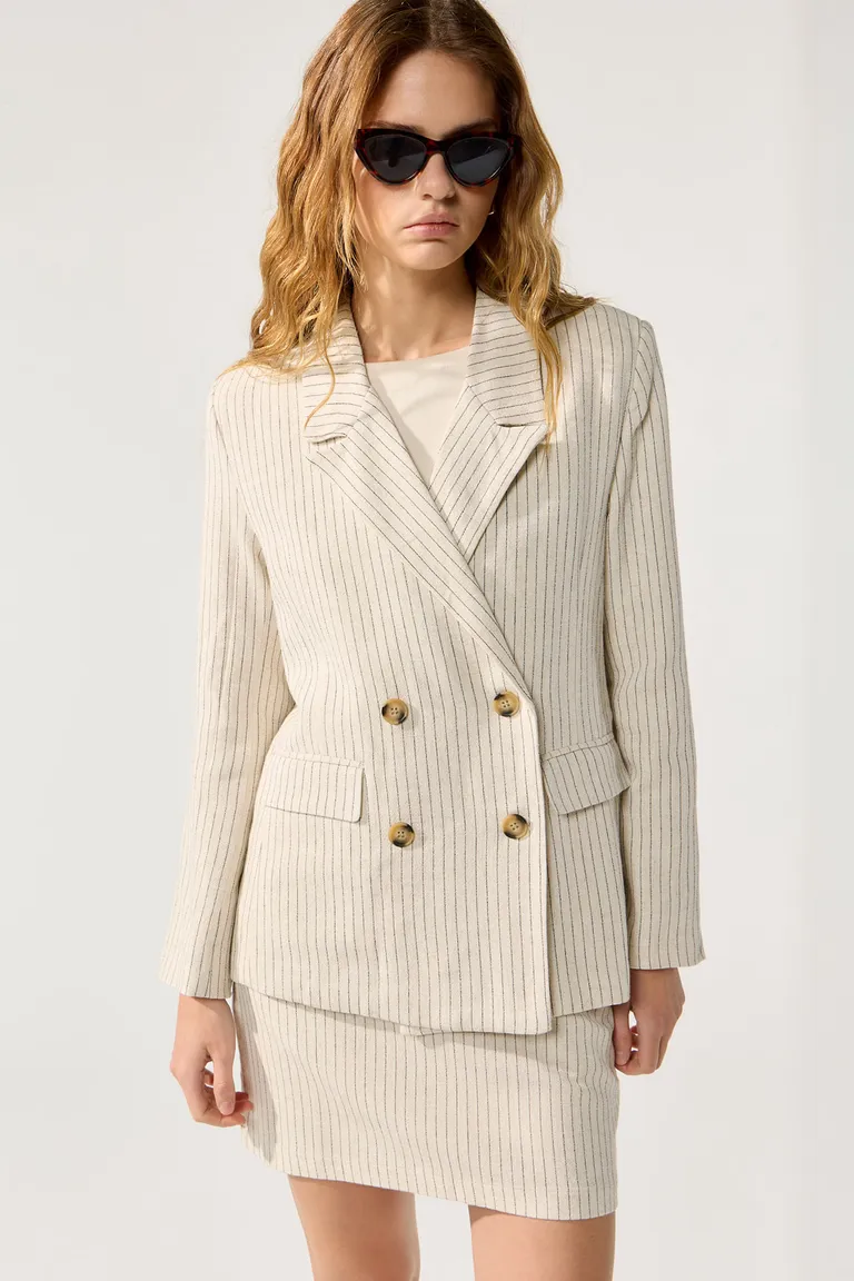 Blazer cruzado de lino rayado, elegante y versátil para la mujer moderna de Cuesta Blanca en Blazers para argentina