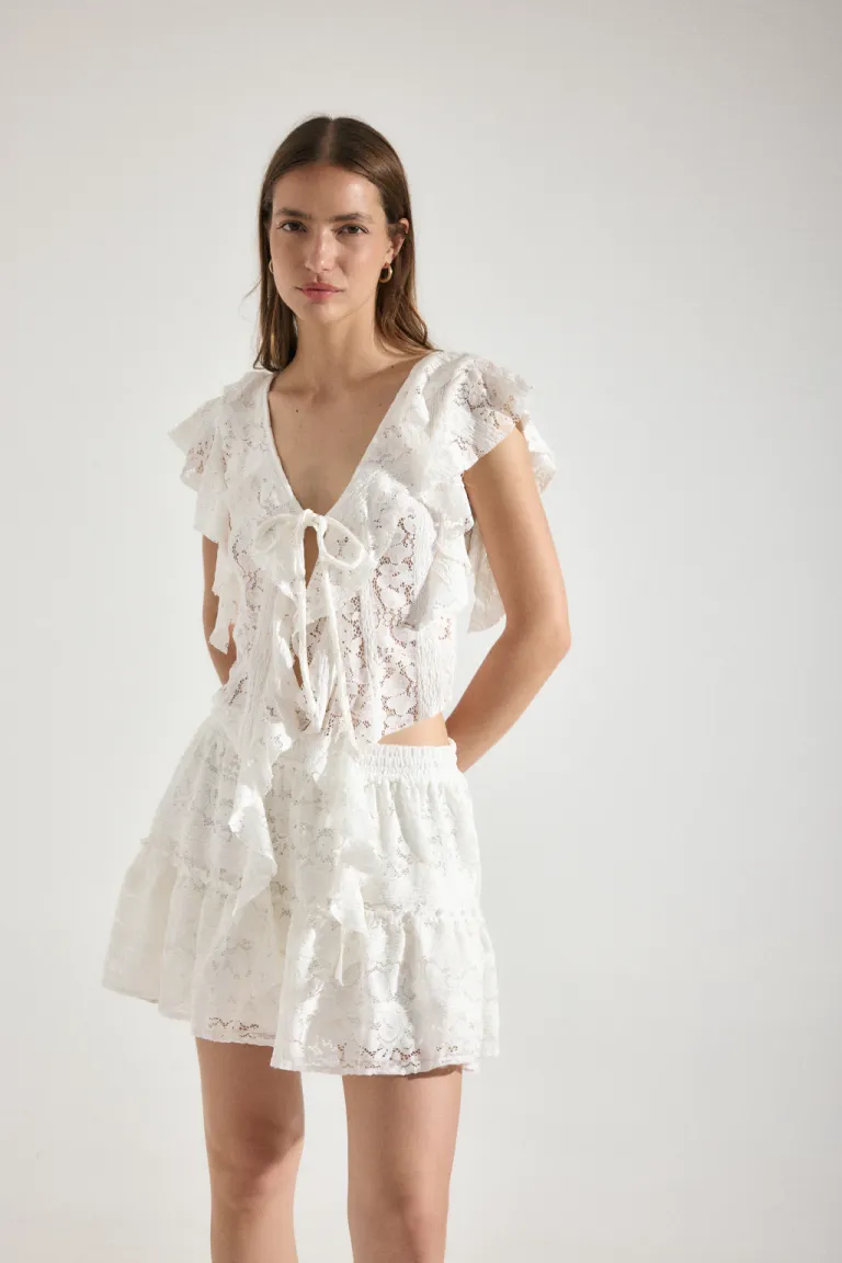 Blusa blanca con escote en V y volantes largos, confeccionada en encaje de Audaz en Blusas para argentina