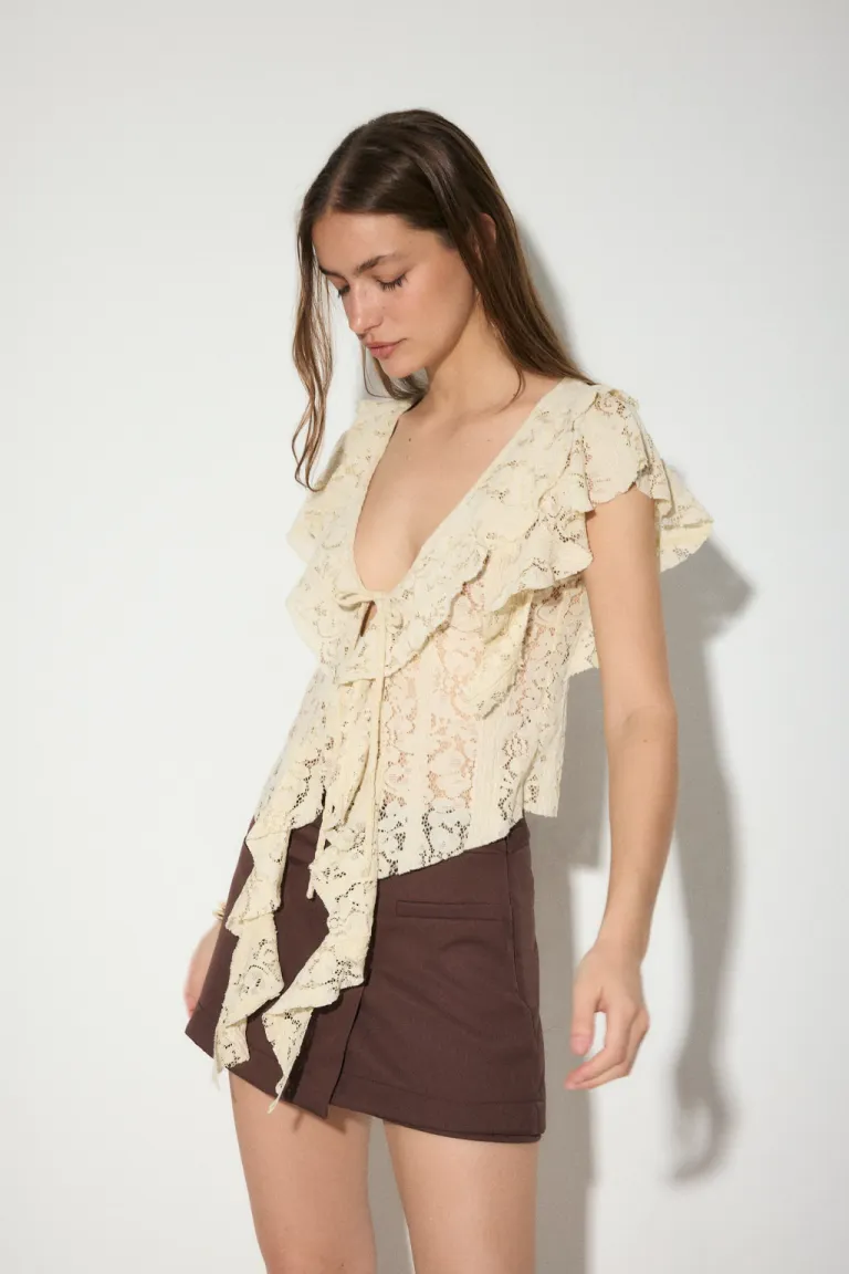 Blusa blanca con escote en V y volantes largos, confeccionada en encaje de Audaz en Blusas para argentina