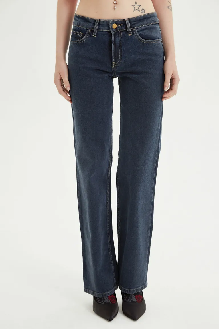 Pantalón de jean recto con tiro bajo y costuras visibles de Las Pepas en Pantalones para argentina