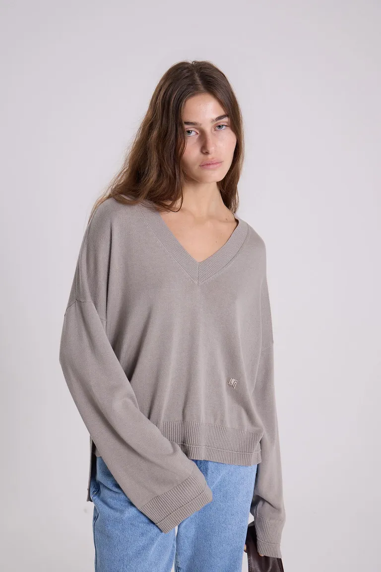 Suéter holgado y relajado con corte asimétrico y detalles en los laterales de Maria Cher en Buzos y Sweaters para argentina