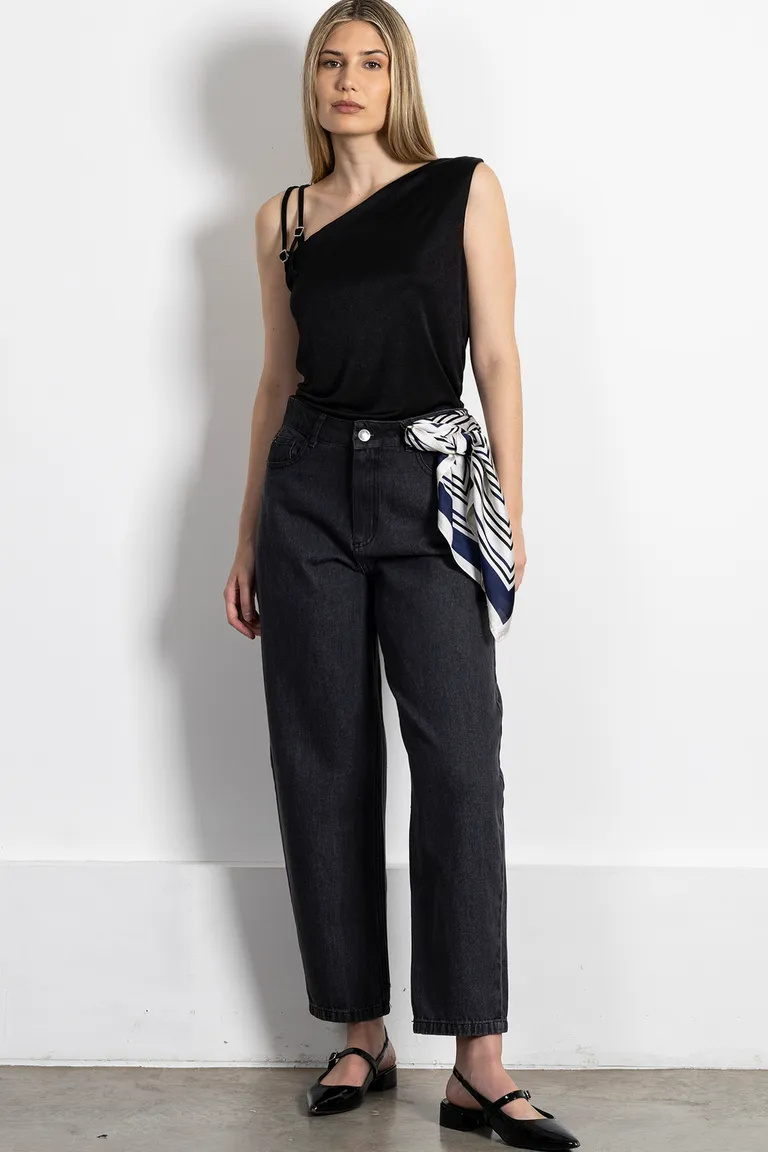 Remera asimétrica negra con detalles en los hombros de Kill en Remeras para argentina