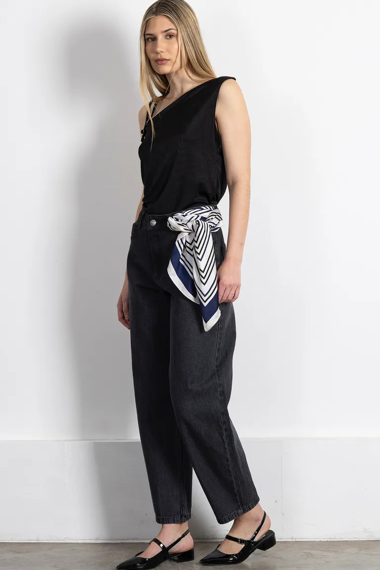 Remera asimétrica negra con detalles en los hombros de Kill en Remeras para argentina