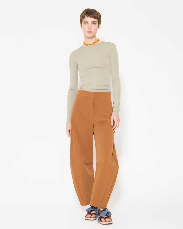 Pantalón recto en tono marrón, con detalles prácticos y corte favorecedor de Jazmin Chebar en Pantalones para argentina