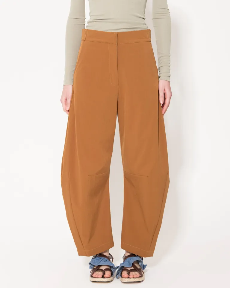 Pantalón recto en tono marrón, con detalles prácticos y corte favorecedor de Jazmin Chebar en Pantalones para argentina