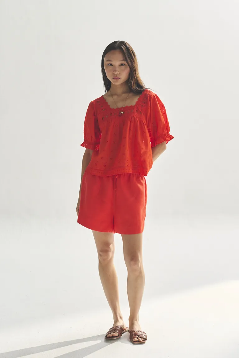 Blusa de manga corta roja, una prenda elegante y versátil para el guardarropa femenino de Akiabara en Blusas para argentina