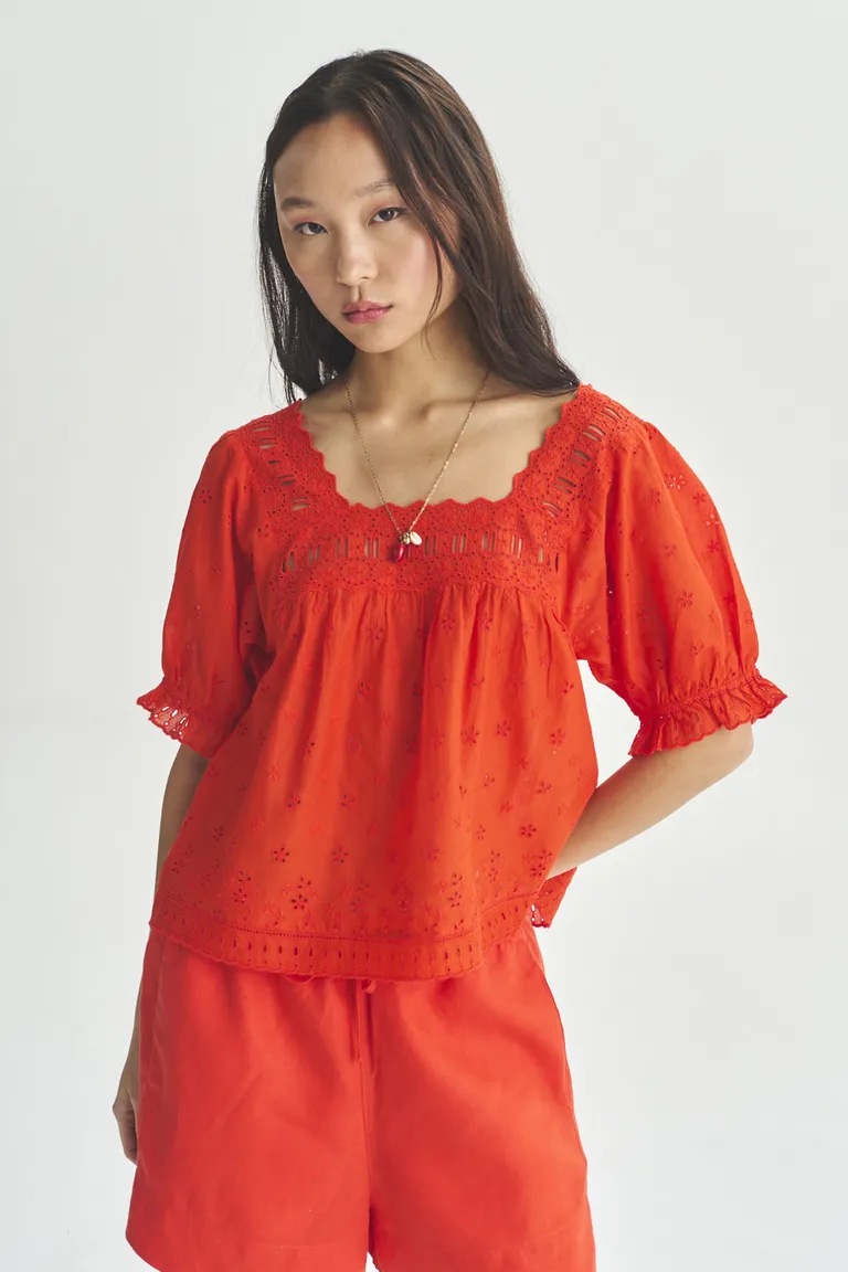 Blusa de manga corta roja, una prenda elegante y versátil para el guardarropa femenino de Akiabara en Blusas para argentina