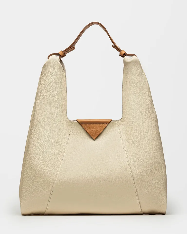 Cartera de hombro beige de cuero granulado con diseño elegante y práctico de Prüne en Bolsos y Carteras para argentina