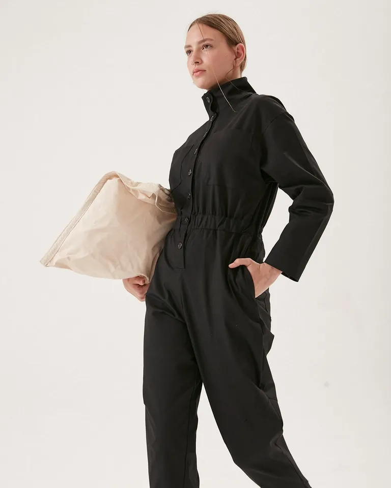 Enterito safari con botones frontales, elástico en cintura y bolsillos funcionales de Furzai en Monos para argentina