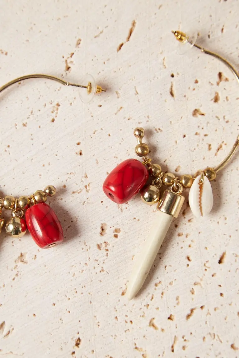 Aros semicirculares con dijes colgantes y elementos decorativos de Akiabara en Bijouterie para argentina