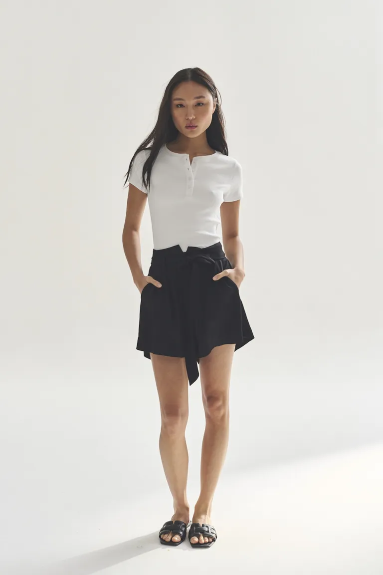 Remera blanca de manga corta para mujer, diseño minimalista y práctico de Akiabara en Remeras para argentina