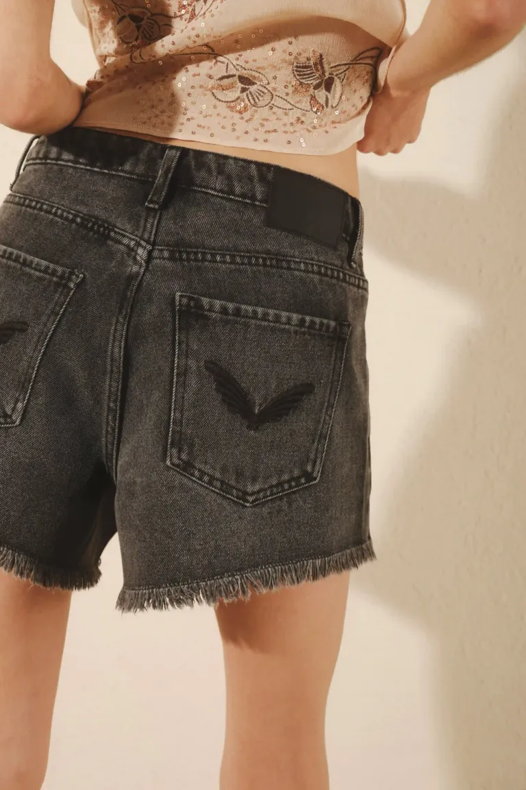 Shorts de denim negro con desgaste y bordados de alas en los bolsillos de Rapsodia en Shorts para argentina