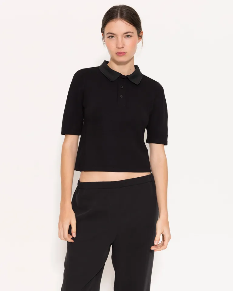 Remera de punto negra con cuello tipo polo y mangas arriba del codo de Jazmin Chebar en Remeras para argentina