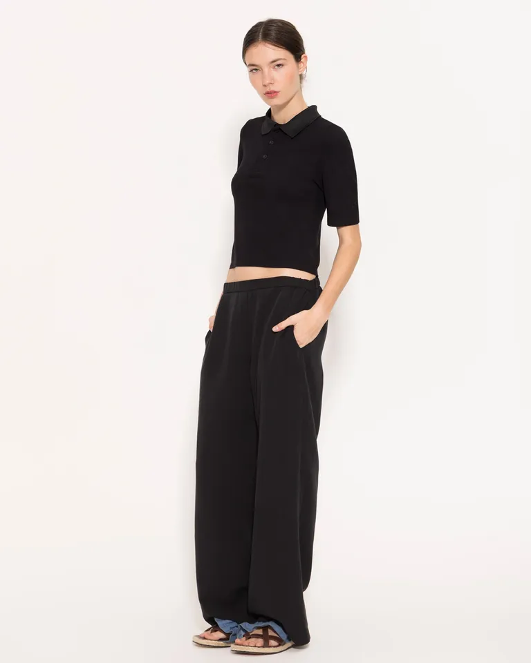 Remera de punto negra con cuello tipo polo y mangas arriba del codo de Jazmin Chebar en Remeras para argentina