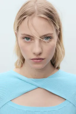Sweater canalé espalda descubierta de Mango en Tops para argentina