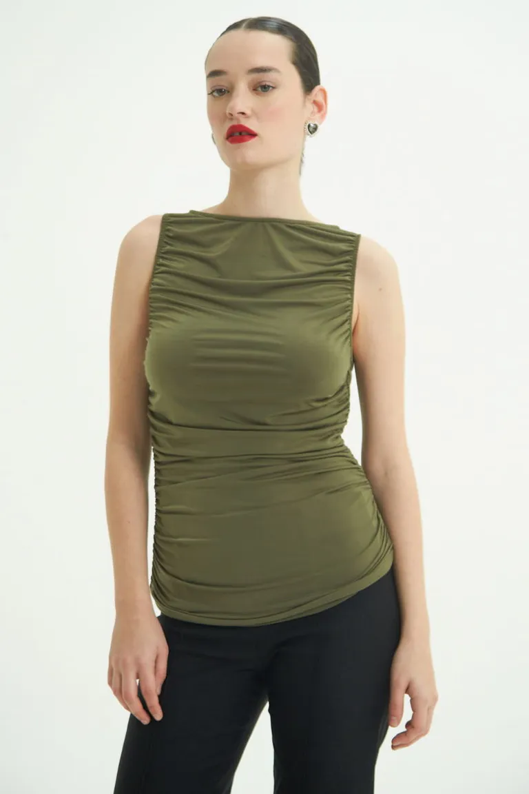 Top musculosa fruncido en seda fría elástica - Diseño versátil y elegante de Las Pepas en Tops para argentina