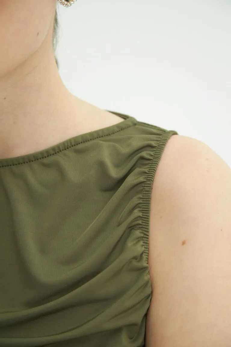 Top musculosa fruncido en seda fría elástica - Diseño versátil y elegante de Las Pepas en Tops para argentina